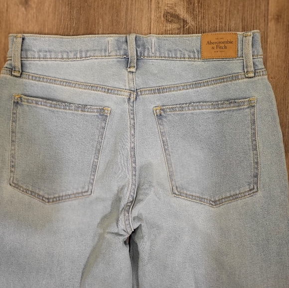 Abercrombie and Fitch High-rise Deconstructed Mom Jeans Light Wash Size 30 R - Picture 10 of 11